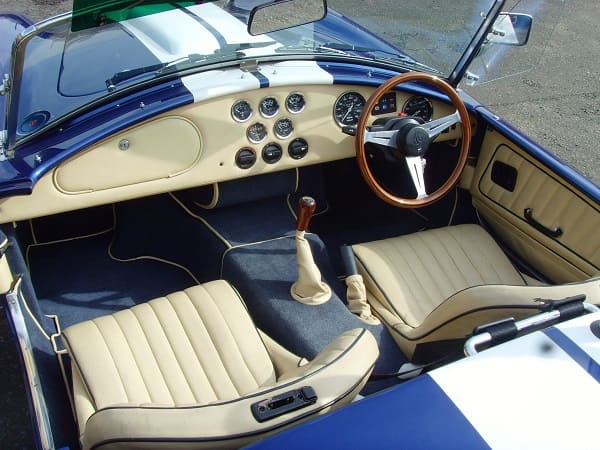 ac-cobra-interior-coche